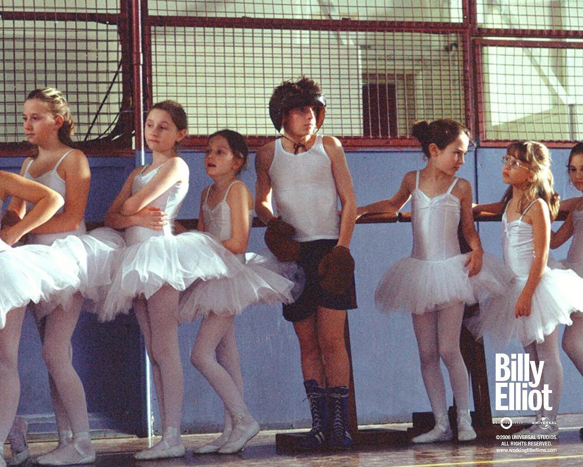 2000 yapımı “Billy Elliot” filmini izlemenizi öneririm. Bu filmin ingiltere'de ögrencilerin ders programina koyulduğunu okumuştum. Her çocugun izlemesi gereken bir film bence!