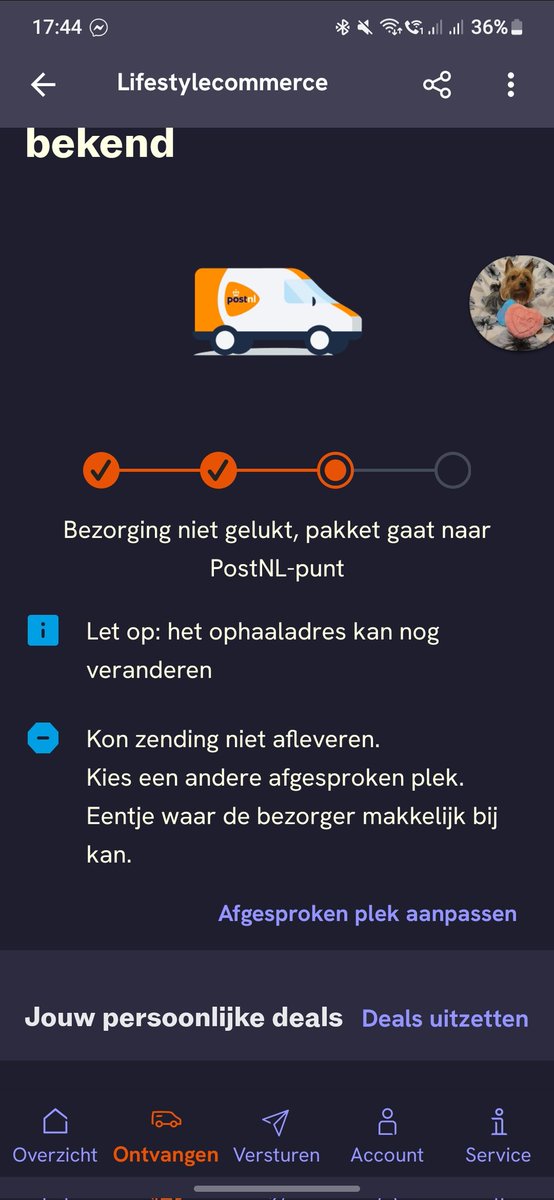 IdrisGeorge's tweet photo. @PostNL 

Asked the postman to come to the door. If im not home, leave it at my door.

My front door isnt easy to access? This is the same guy who I had to chase down the road to find my parcels and then got handed hus work phone to speak to his manager 🤣 this guy is useless https://t.co/kLlfDK87Mf