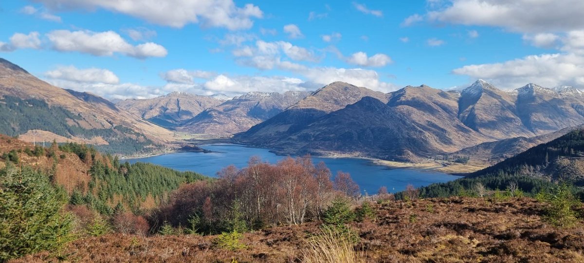 😍 What a view....🏴󠁧󠁢󠁳󠁣󠁴󠁿 📍 Loch Duich & The Five Sisters of Kintail #scottishmountains #scotland #visitscotland