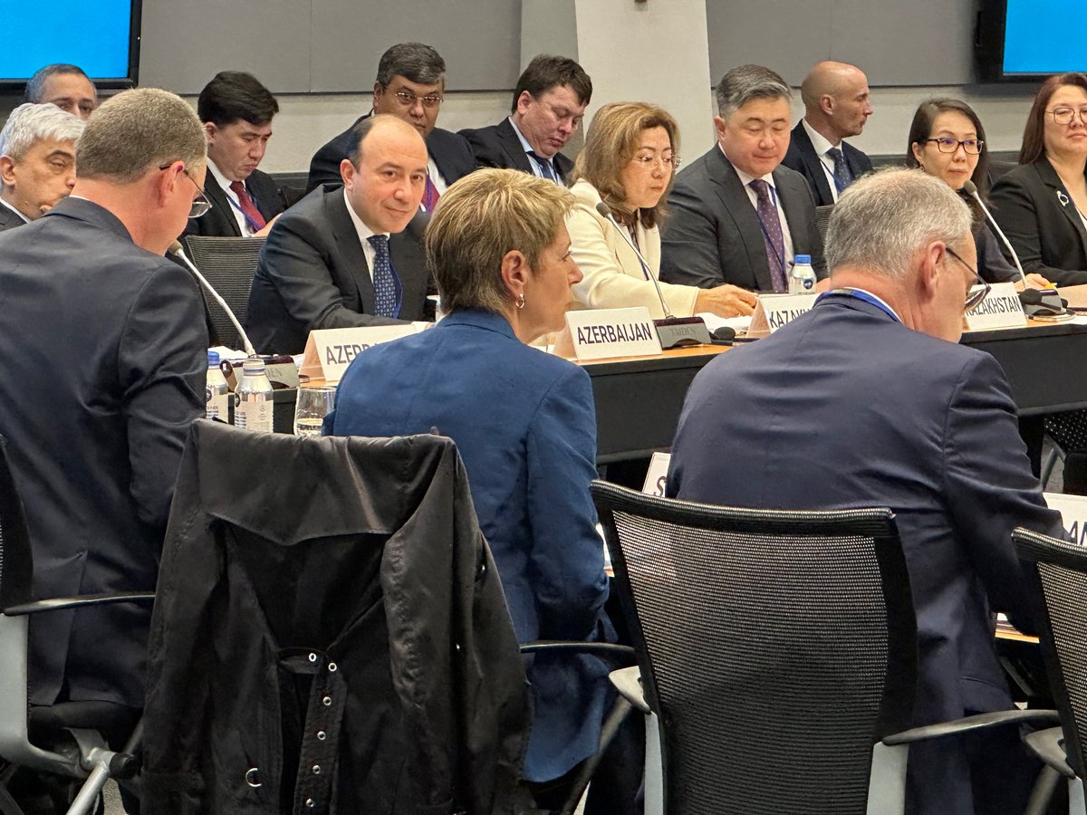 Am #G20-Treffen der Finanzminister in Washington 🇺🇸 erläuterte Bundesrätin Karin Keller-Sutter die Schweizer Vorschläge zur Too-big-to-fail-Regulierung. Diese Massnahmen thematisierte sie auch in einem Austausch mit dem Präsidenten des @FinStbBoard, @KlaasKnot.