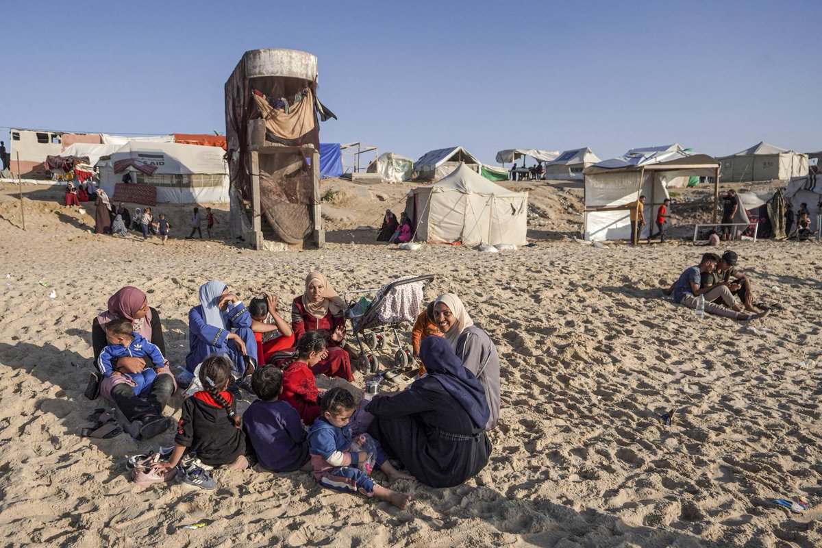 🇵🇸 'Les enfants étaient heureux' et c'était bien le but recherché, 'les sortir de la destruction et de la mort, de l'atmosphère de la guerre, même s'ils entendent tout le temps des explosions et les avions'. Depuis 24h, une photo de gazaouis à la plage énerve beaucoup les fans…