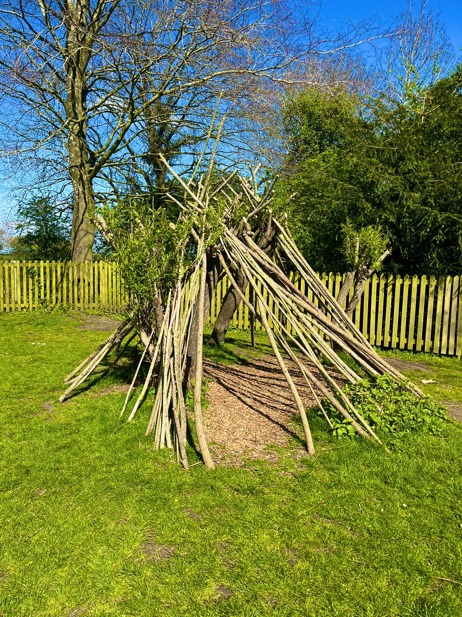 rachmurrayplay's tweet photo. A day of gorgeous spring sunshine, blossom and #opalschools! A morning meet with the team at Tysoe primary @FosseMAT for Grounds development, and then a lunchtime visit to @NauntonPark to plan for summer play, loose parts bingo and parents’ events! @OPAL_CIC #planforplay https://t.co/Qusckg5grs