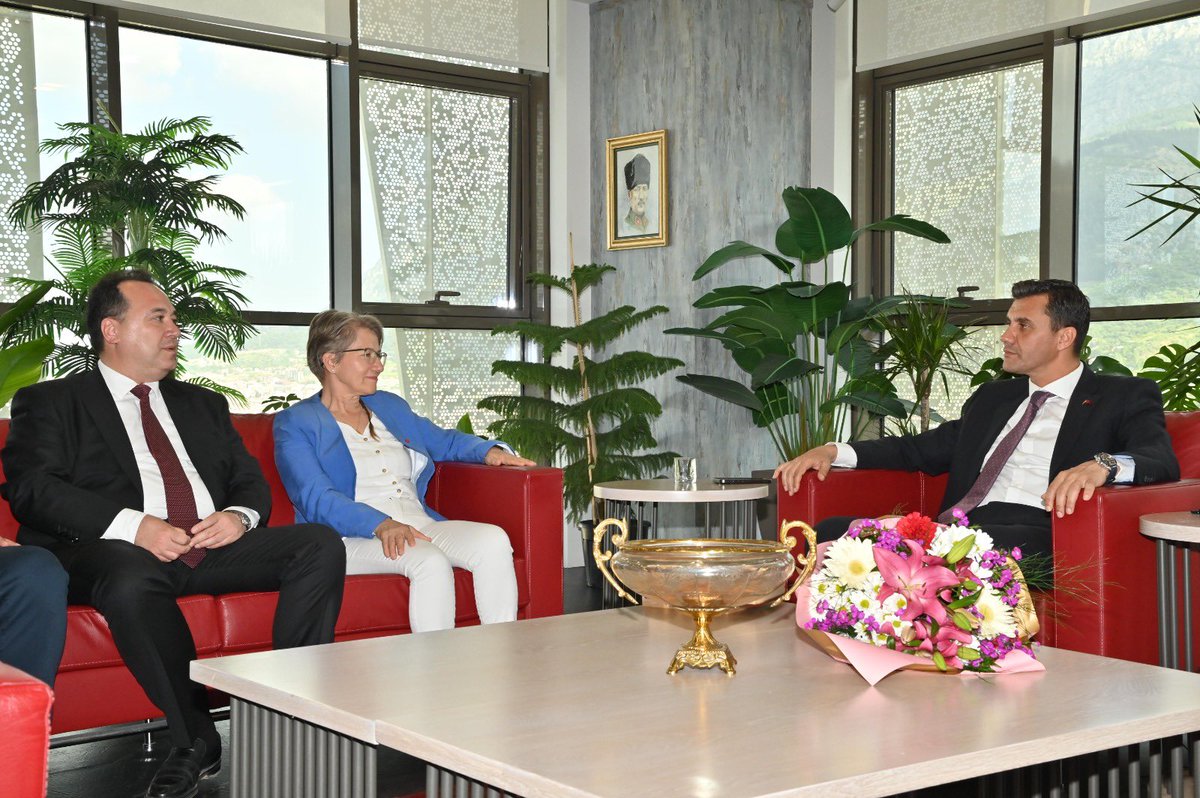 Akhisar Belediye Başkanı Sn. Besim Dutlulu, CHP Akhisar İlçe Başkanı Sn. Hayriye Hacet ve Akhisar ilçesi parti örgütünü ağırladık.

Manisa’nın yarınları için el ele vererek çalışacak, herkese eşit hizmeti ulaştıracağız. 

Nazik ziyaretleri ve hoş sohbetleri için kendilerine