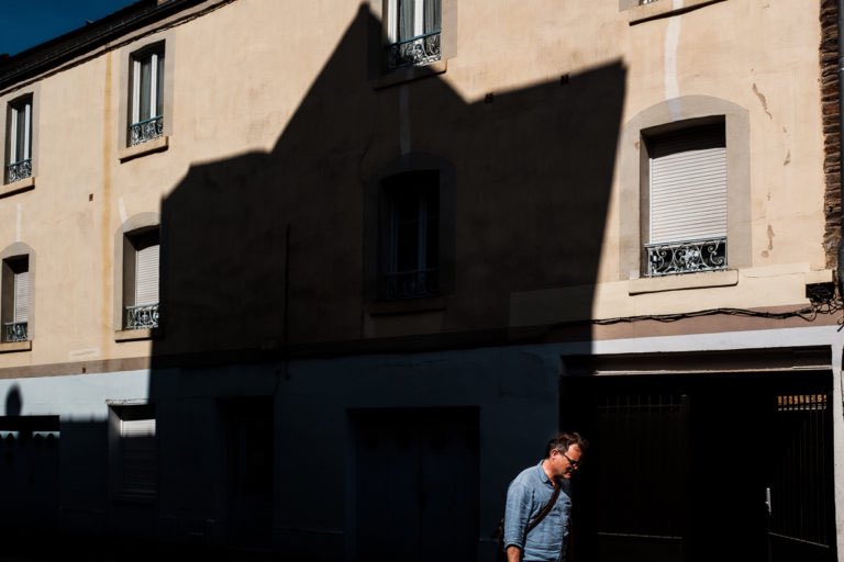 Ombre et lumière.

#ombre #lumiere #streetphotography #rennes #renanperon #lesgens #paysageurbain #contraste #rue #photographie #photooftheday