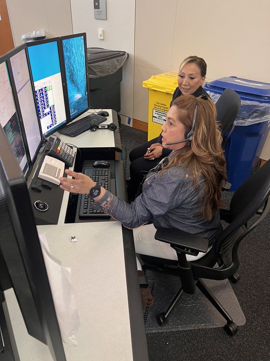 TOP command visits our OVB Communication Division to say thank you during National Dispatcher Appreciation week. @LAPDRuby #nationaldispatchersweek #lapd #lapdcommunications