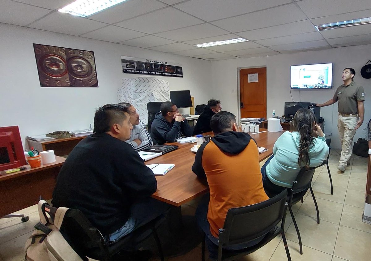 CarabIIIRegion's tweet photo. Para actualizar conocimientos y fortalecer competencias, respecto del trabajo pericial e investigativo, 👮🏻‍♂️Labocar capacita personal de Secciones de Investigación Policial #Chañaral, #Copiapó, #Vallenar y #ElSalvador. https://t.co/rJQ2pRnDiL