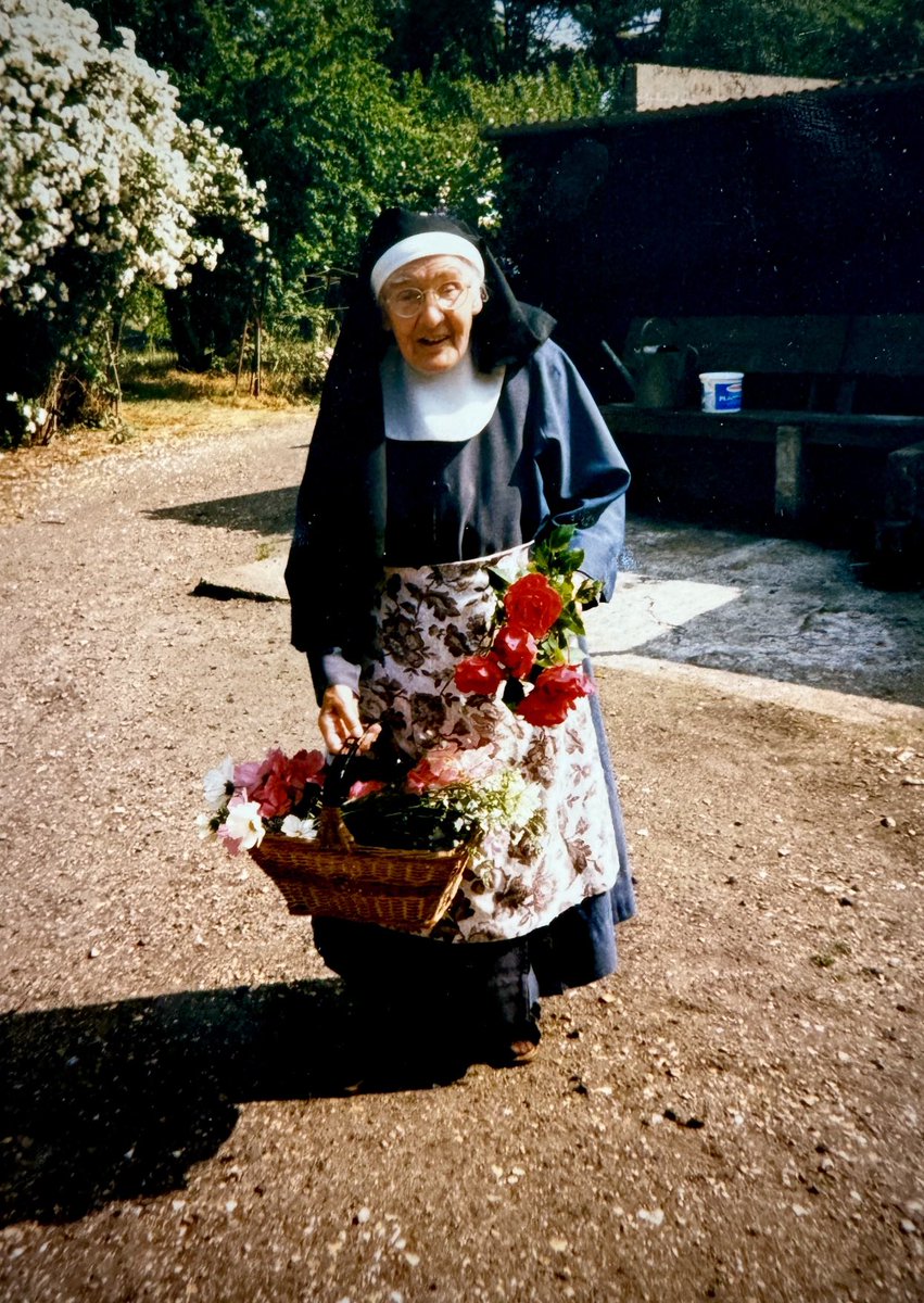 I love this photo - one of the Sisters picking flowers from the garden. If you haven’t been to ⁦@EmmausNorfolk_W⁩ - I’d recommend a visit. #worldheritageday