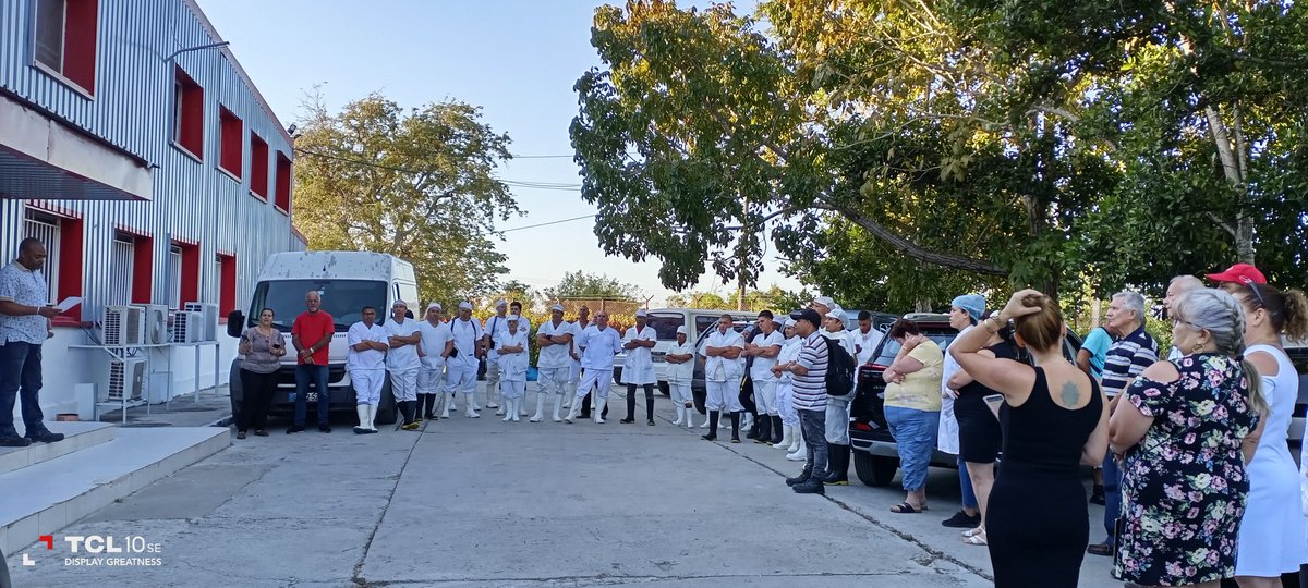 En el marco de la #SemanadelaVictoria los trabajadores de @bravoalimentos_ participaron en la Convocatoria al 1ro🇨🇺 de mayo. #CoralsaCuba #MinalXCuba @AlbertoLopezcu @NelsonAriasMor1