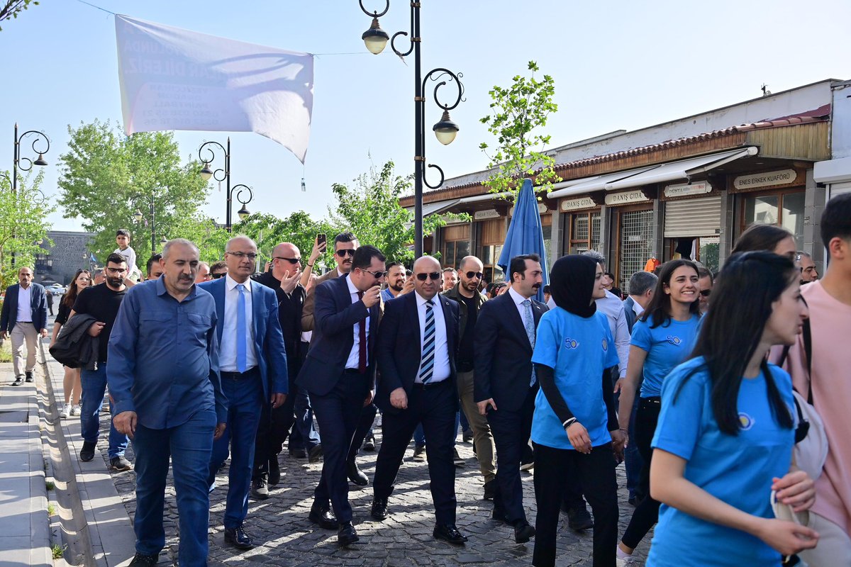 Bu yıl #Diyarbakır için hedef en az 2 milyon konaklamalı turist…. Bu kapsamda Kültür Turizim İl Müdürlüğü tarafından tertip edilen 48. Turizm haftası etkinlikleri kapsamında farkındalık oluştuma amacıyla Mardinkapı -Dağkapı arasında gazi caddesinden gerçekleştirilen