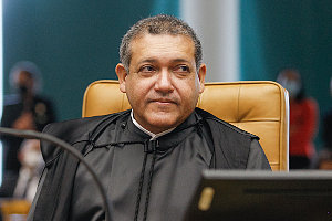 BlogdoNoblat's tweet photo. Ministros do STF veem com espanto decisão de Nunes Marques que tira tornozeleira de Rogério Andrade. Contraventor foi preso em 2022 em decorrência de uma operação que investiga a exploração de jogos de azar no Rio de Janeiro e o pagamento de propina a policiais para acobertar os crimes (G1)