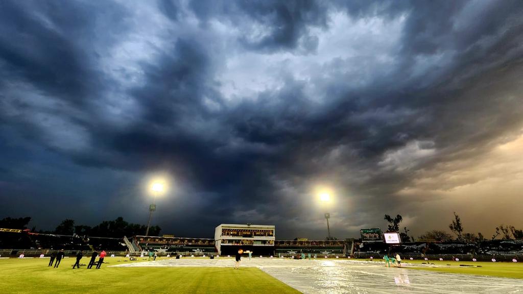 🚨🚨 Match between #PAKvsNZ has been Called off unfortunately 😔 due to heavy rain ☔ #PakistanCricket #BabarAzam𓃵#PAKvsNZ