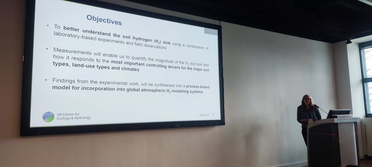 Julia Drewer presented what @UKCEH_ACE and partners have been doing going to quantify the global H2 soil sink via lab and field measurements #EGU24