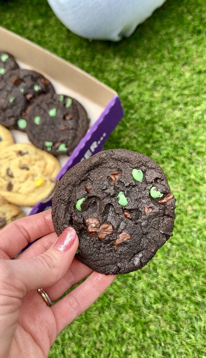 highly delicious weekend deal ahead!🌬️ get a FREE Classic cookie with $5 purchase all weekend in store when you show the Insomnia Cookies App or with in-app delivery.🚚🍪
