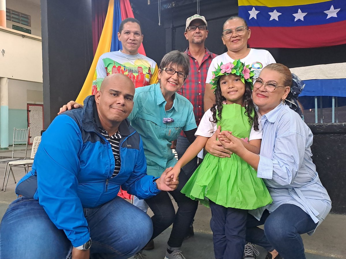 Nos encontramos en la U.E.N.B Felipe Guevara Rojas junto a Pablo Díaz coordinador nacional del <a href="/PTMSNACIONAL/">Programa Todas las Manos a la Siembra</a> y el coordinador de Supervisión Educativa <a href="/lcastronsc/">Luis. A. castro</a> dando inicio al Lanzamiento del Plan Nacional Mi Conuco Carlos Lanz.
#BloqueoCero 
<a href="/NicolasMaduro/">Nicolás Maduro</a> 
<a href="/_LaAvanzadora/">Yelitze Santaella</a>