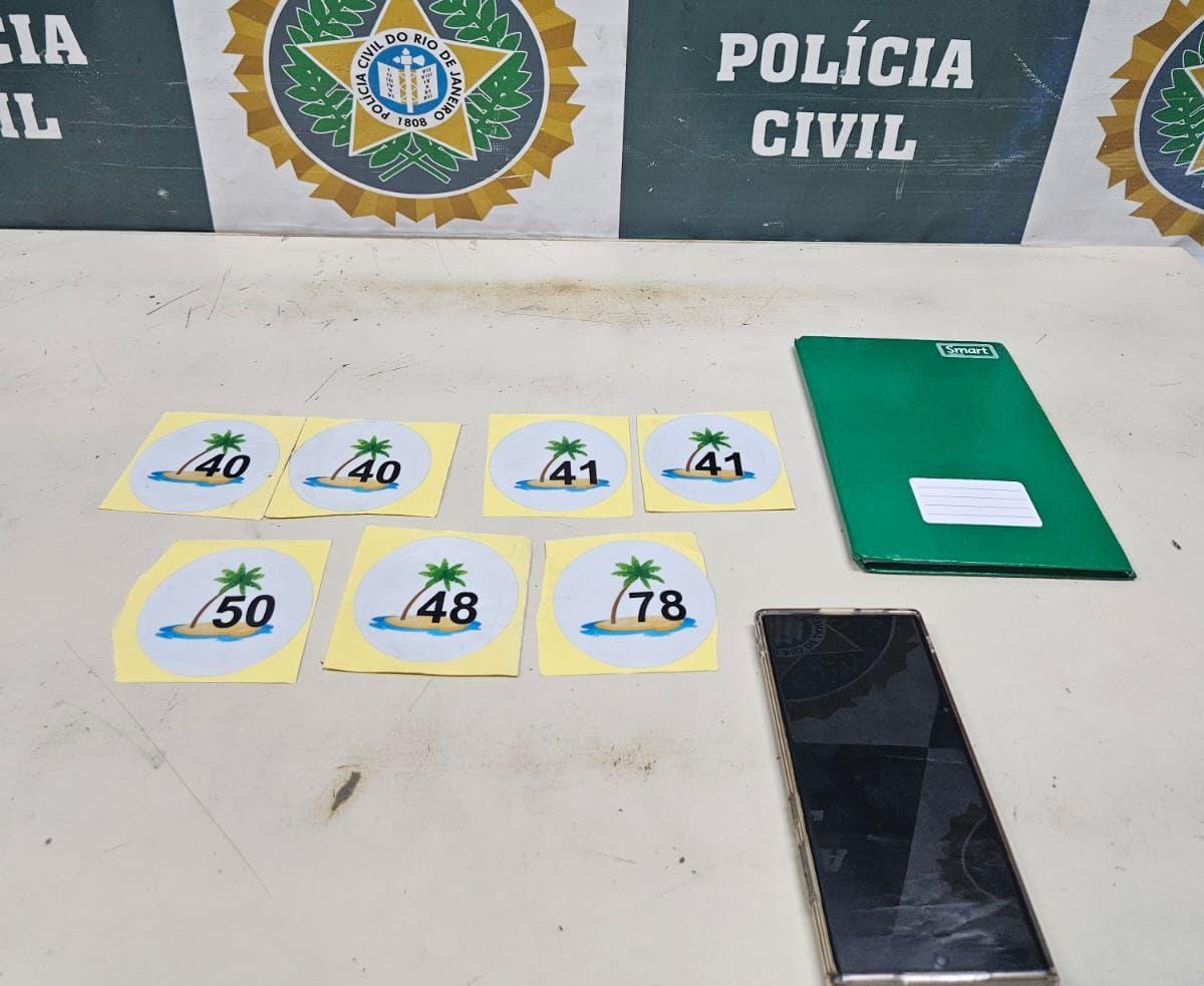 PCERJ's tweet photo. 🚨 #37DP prenderam um narcomiliciano acusado de extorquir motoristas de aplicativo. Ele foi capturado em um posto de gasolina na Ilha do Governador, Zona Norte do Rio, enquanto abastecia um veículo.
Leia no site 👇
https://t.co/B3pJ0RFDXQ https://t.co/JAVm7VBGDB