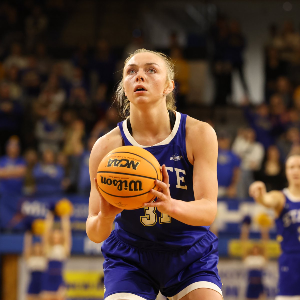 We teamed up with @dakotalayers to make a difference for Feeding South Dakota! 👏 For each free throw made this season in Frost Arena, the family-owned & operated egg farm donated a dozen eggs + some, totaling 6,480 eggs! 📰 » gojacks.co/4awPHM7 #GoJacks 🐰