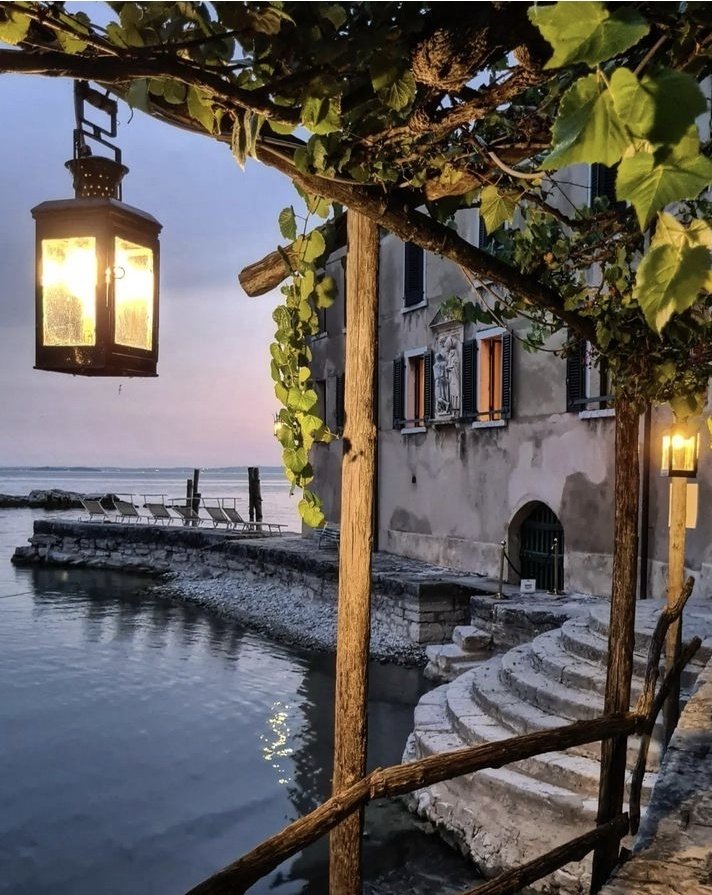 Punta San Virgilio  Lago di Garda 
#buonaserata #18aprile