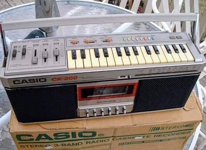 EvanKirstel's tweet photo. 🎹 📻 What a beast 😂 #ThrowbThursday #Flashback #TBThursday https://t.co/KAgsl2tF1v