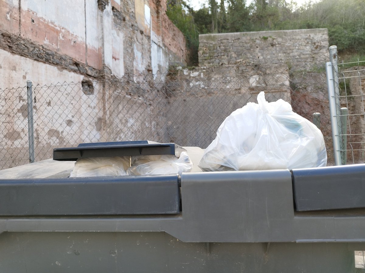 Silratga's tweet photo. Per mi això no funciona (recollida selectiva de rebuig amb targeta), ja és el 2n cop en poques setmanes que he de treure una bossa de sobre el lector per poder llençar la meva bosseta i després empènyer perquè una altra bossa tapa el forat.  Haurem de pensar en el porta a porta. https://t.co/r7OhUExudz
