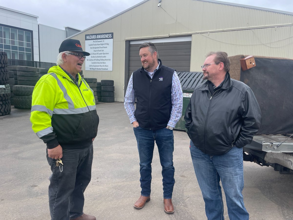 purplewave's tweet photo. Thanking the Schifsky's for a great auction!
#auctionsuccess #equipmentauction #construction #noreserveauction #customer https://t.co/INiCKoaOnn