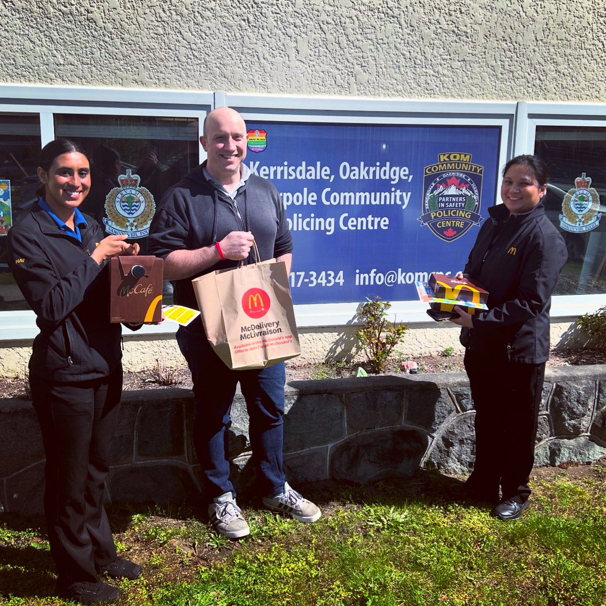 A big #THANKYOU to the #Kerrisdale #McDonalds crew! This week they #surprised the #KOMCPC team with lots of #SweetTreats & #coffee! 😃☕️🍩🫶🏻🙏🏽

#CommunityPartners #RandomActsOfKindness #Volunteers #HelpingOthers #VanCommunityPolicing #CakeMakesEverythingBetter #VPD