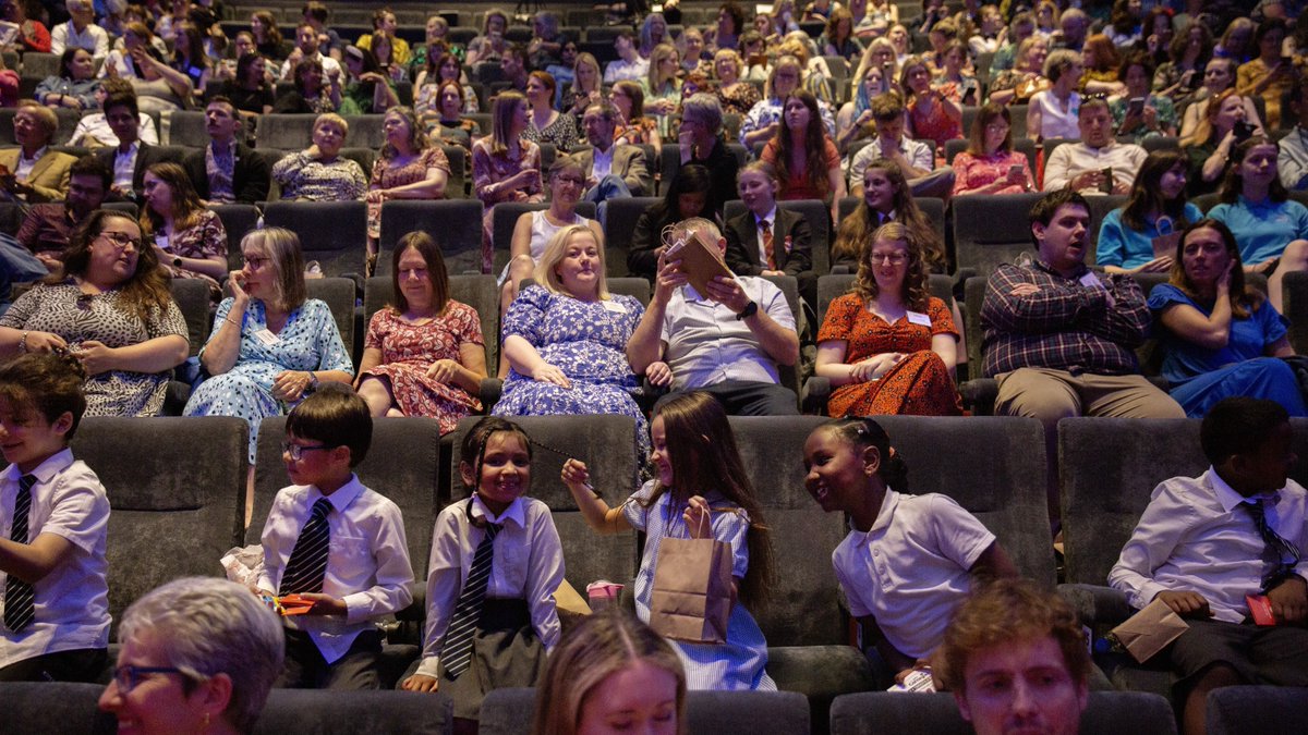 📚 Exciting news! The #YotoCarnegies24 ceremony will be open to shadowing groups! Experience the magic at the Cambridge Theatre on 20 June, 12pm. Arrive from 11am for pre-ceremony activities. Booking starts 25 April, 3pm. Full details: yotocarnegies.co.uk/attending-the-…