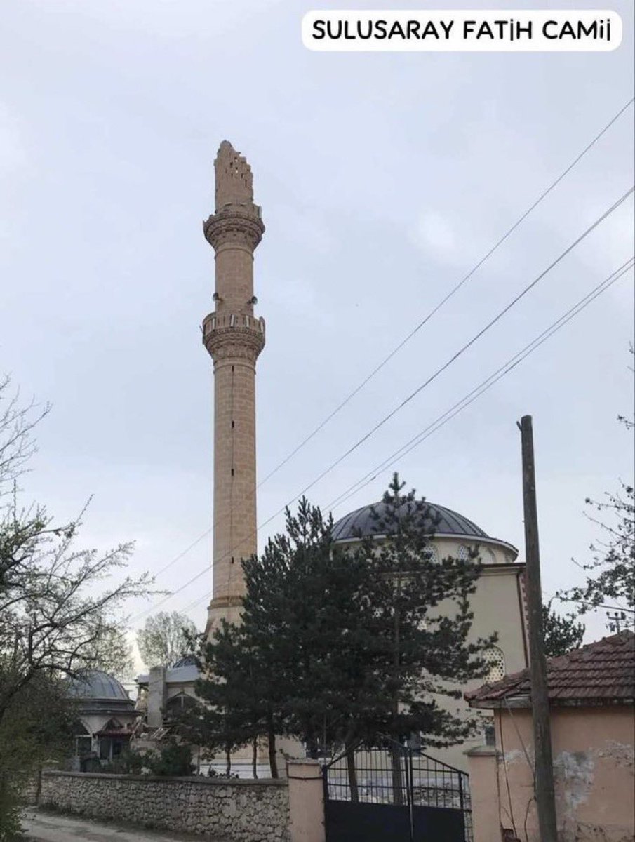 5.7 şiddetinde depremde Cami'nin minaresi yıkılmış geçmiş olsun Tokat. #tokat #deprem #kayseri