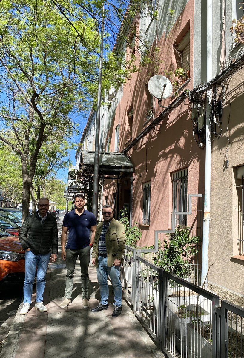 Seguimos en la calle, hoy con nuestro equipo de VOX en Usera, escuchando a vecinos y comerciantes del barrio de Moscardó: falta limpieza, conservación de aceras, calzadas y rótulos de calles, imposible encontrar plazas de aparcamiento y sobran grafitis. Dónde está el concejal?