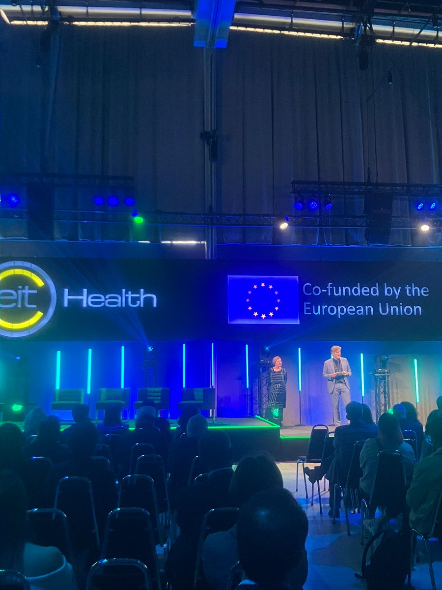 End clap of the first day of the #EITHealthSummit  👏 with @jmarcboure, CEO of @EITHealth, and @dusseldorp, Master of Ceremony.