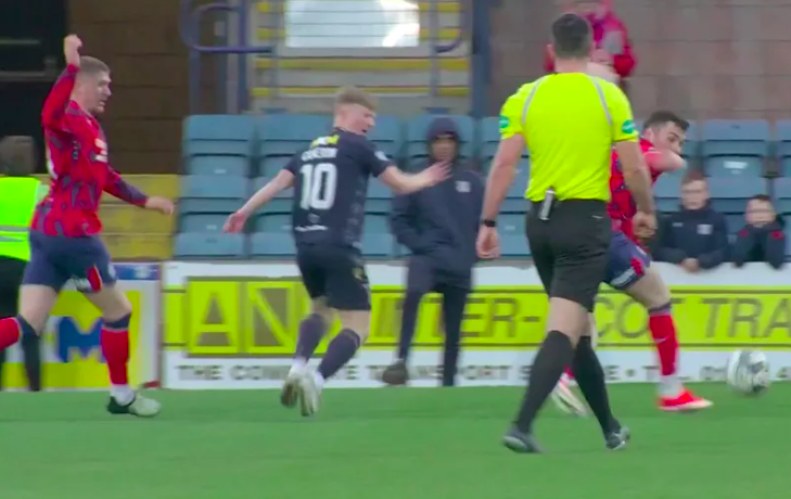 John Lundstram in penalty AGAINST Rangers appeal as bizarre Dundee moment sparks awkward climbdown dailyrecord.co.uk/sport/football…