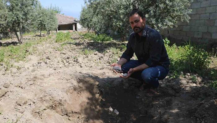 YENİ HABER
Hatay'da bir çiftçi, bahçesini çapalarken traktörünün pulluğuna takılan küpten çıkan Bizans dönemine ait 22 altın sikkeyi yetkililere teslim etti.
MEVZUAT 
(Devlet buluntuların maddi bedelinin bir kısmını bulana ödül olarak veriyor.)
SORU: Siz olsaydınız ne yapardınız?