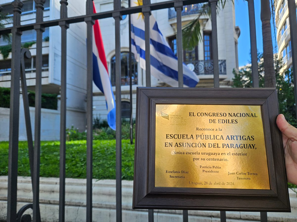 El Congreso Nacional de Ediles hizo entrega a la Embajada de la República del Paraguay, una placa en reconocimiento y conmemoración a los 100° Aniversario de la Escuela Pública Artigas, en Asunción del Paraguay.