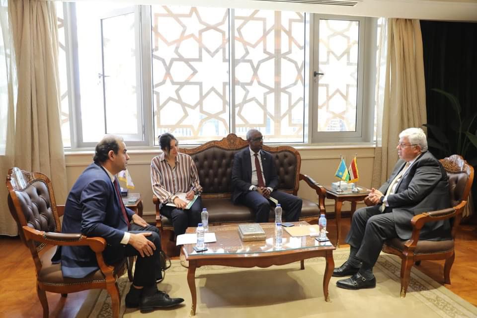 Recently Amb. CG Dan MUNYUZA #RwandaInEgypt met with Dr. Mohamed Ayman Ashour, Minister of Higher Education and Scientific Research of Egypt. Rwanda and Egypt have bilateral cooperation in the field of Education. #Rwanda #Egypt