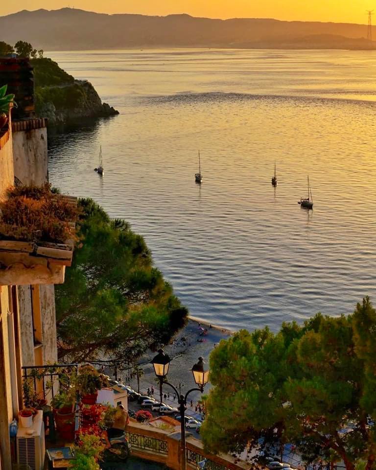 ProntoEstate's tweet photo. Uno scorcio del meraviglioso borgo di Chianalea di Scilla (RC). 

#CostaViola #Travel #Calabria #Viaggi https://t.co/G5Nabr67fn