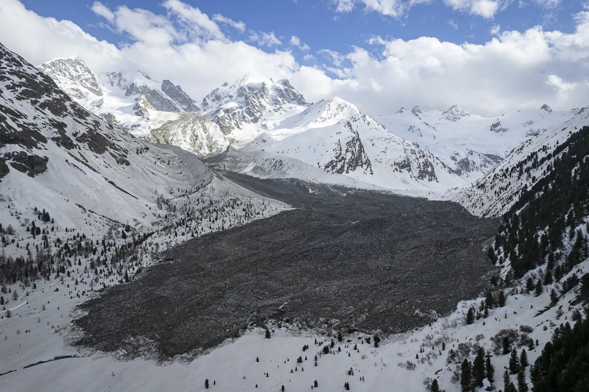 Two absolutely iconic images of the 5.6 km long Piz #Scerscen rock avalanche deposit! 🗻❄️🪨

Striking to note that it reached almost the LIA frontal position (located few tens of meters downstream)

(Source Municipality of Samedan/Keystone)