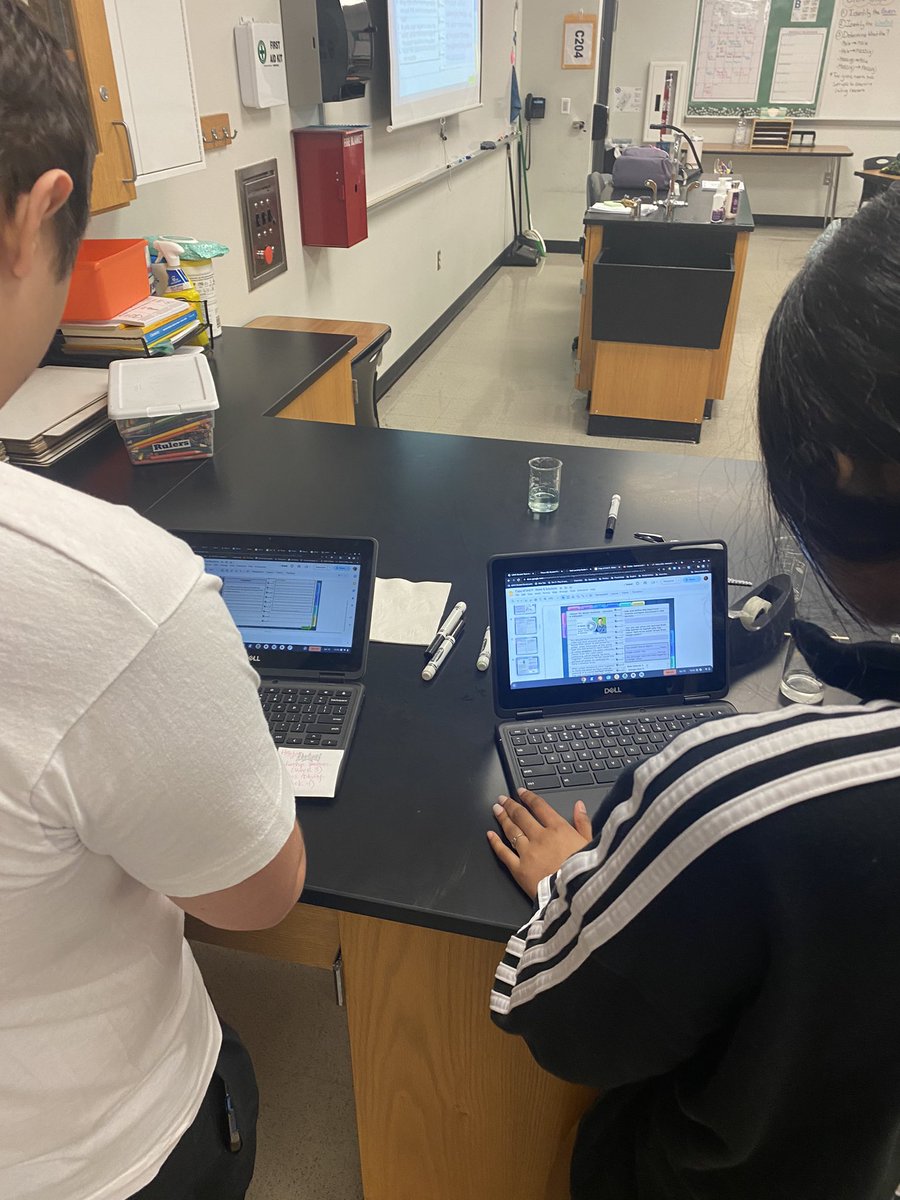 LSHS Chemistry students are fully locked in🔒🖇️paper clip challenge, running colors, and inquiry into water properties! Engagement ✔️ Inquiry ✔️@LSHSRangers @ScienceRoses @Ms_Cole_TheAP @FISDSecScience