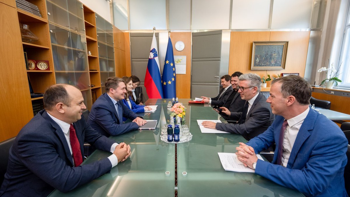 MZEZ_RS's tweet photo. Excellent political consultations with State Secretary Cuc 🇲🇩. Fruitful exchange of views on a plethora of bilateral and international topics. #Slovenia 🇸🇮 fully supports the #EU integration of #Moldova and looks forward to further deepening our friendly relations. https://t.co/8qSNqjkBSN