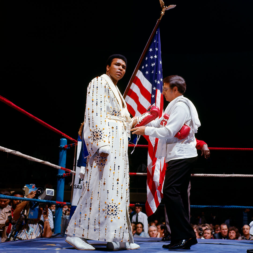 On February 14, 1973, Elvis gifted Ali a bedazzled robe which Ali wore for two fights, showcasing their iconic friendship. #MuhammadAli #Icon #ElvisPresley #PeoplesChoice #IconicGift