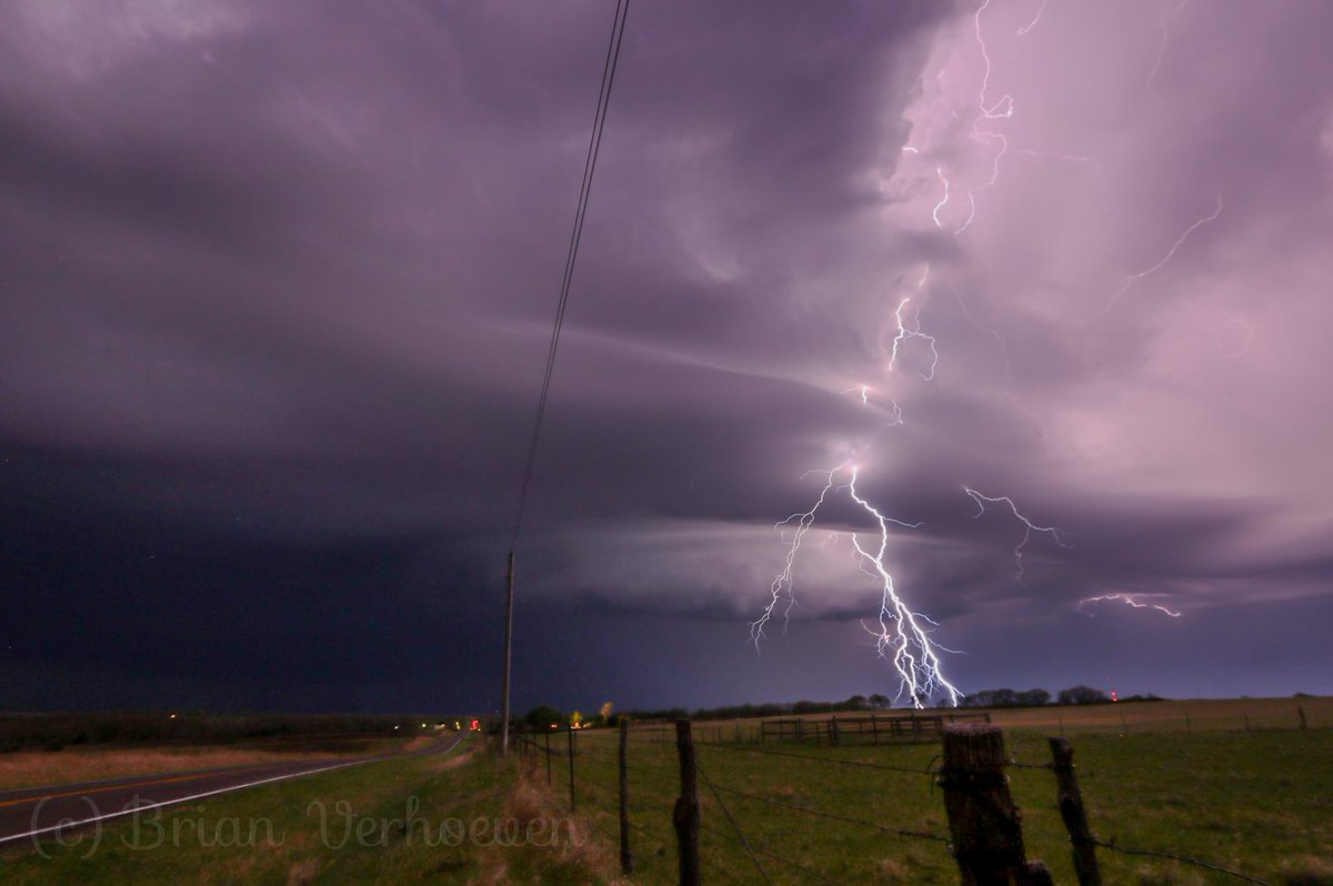 ⚡️Een prachtige supercell, gisteravond in de buurt van Topeka, Kansas! De buien vormden pas laat in de avond, maar enkele uren lang had deze bui alsnog een (op momenten forse) #wallcloud!

Bij deze een vlotte edit vanaf de telefoon😉

#kawx #wxtwitter #supercell