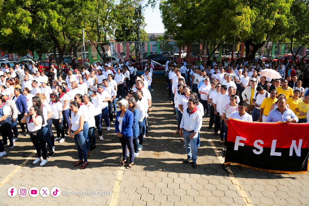 #Nicaragua || Servidores Públicos del Ministerio de Educación participan en Izada de Banderas en celebración del Mes de la Paz. 🕊️✌🏻 #SomosVictoriasVerdaderas @minednicaragua @VivaNicaragua13 @el19digital @Canal2Nicaragua @Canal4Ni @canaltn8 @nuevaya