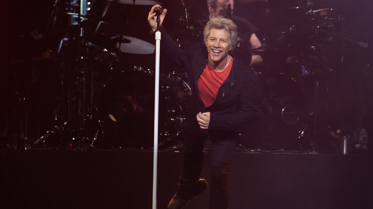 On this day in 2018, Bon Jovi had us all 'Livin' on a Prayer' during his This House Is Not for Sale tour. 🎸