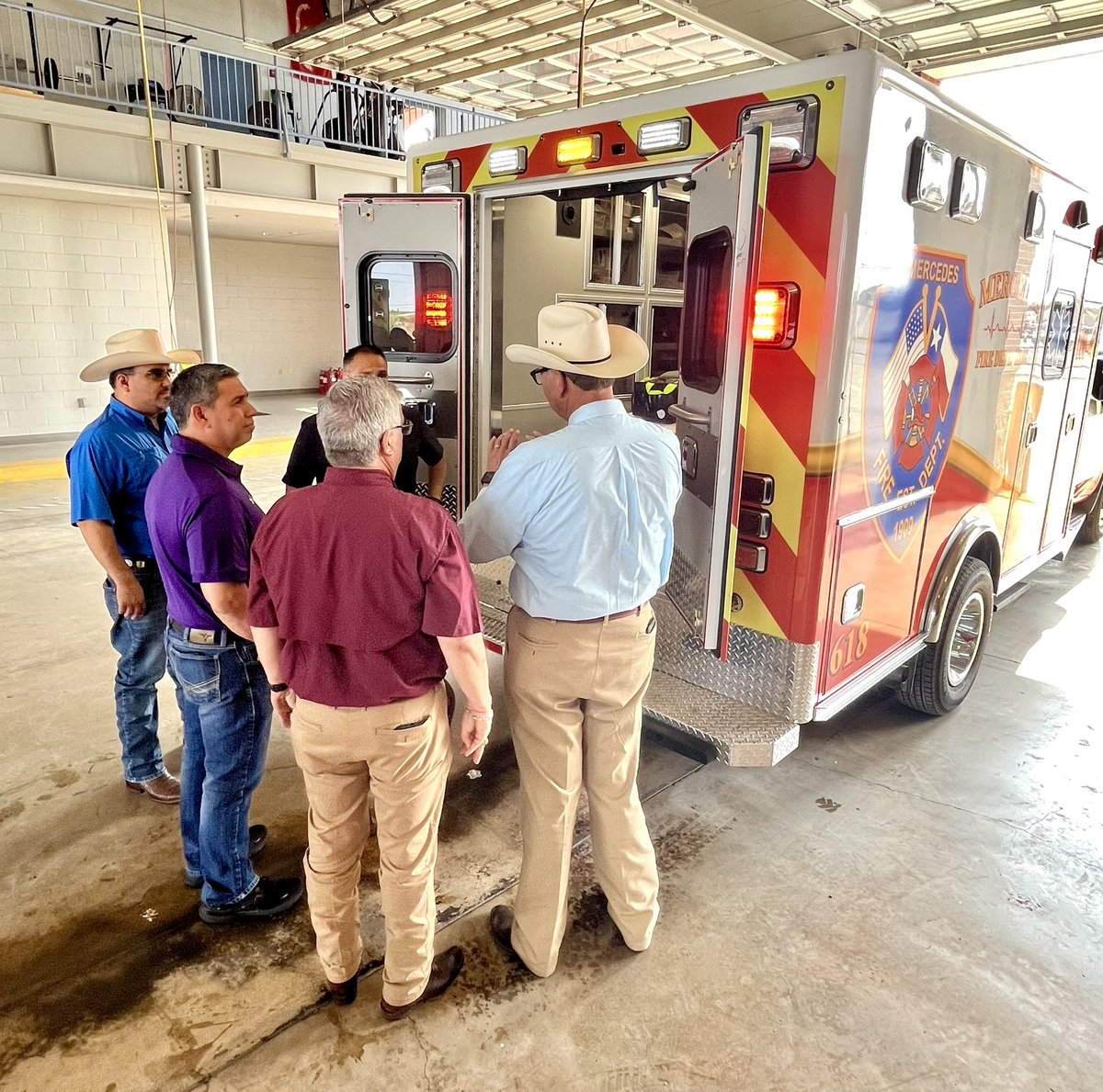 📢 Exciting News! 🚑 City of Mercedes just received a brand new ambulance from Hidalgo County! This addition will boost their EMS response capabilities. Grateful to Hidalgo County Judge Richard Cortez and the County Emergency Management team for making this happen! @JudgeCortez