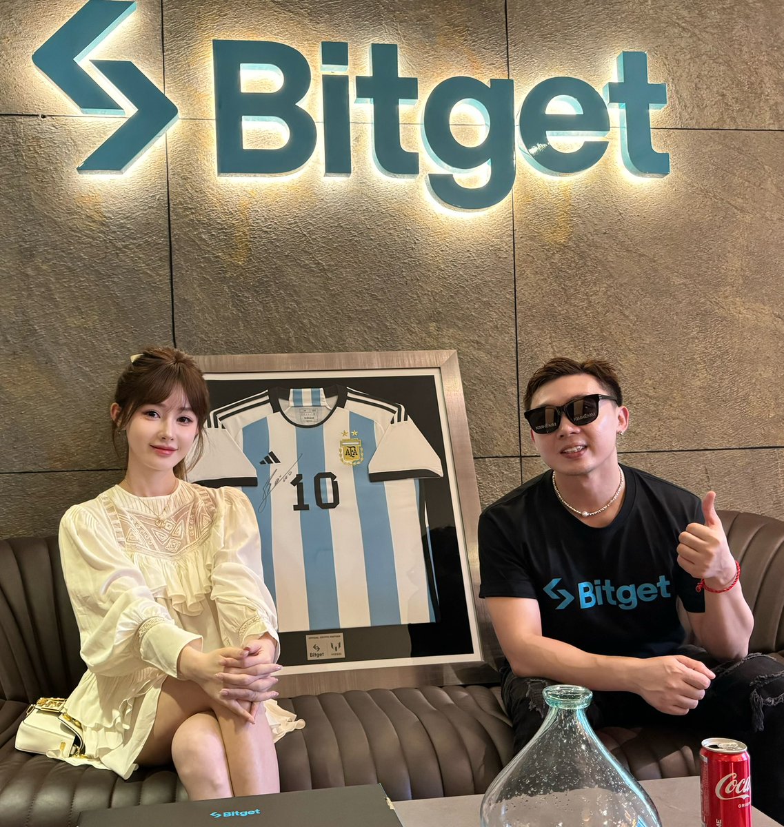 昨天参观了 #Bitget 迪拜总部！感谢@BitgetGlobal 邀请☺️

老乡@xiejiayinBitget 说 ，Bitget Dubai Office 的公开，也是增强平台透明度的一种方式，BG 希望在未来获得更多用户的认可跟支持。所以你是BG用户吗？ https://t.co/8OIXCxBkDh