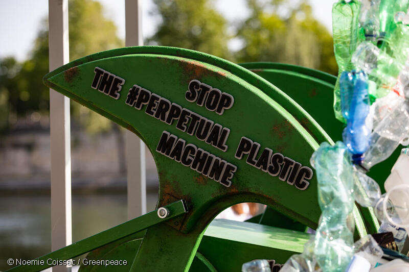 Partout dans le monde les gens se sentent concernés par la pollution plastique qui inonde notre 🌍, détruit la biodiversité et aggrave la #criseclimatique. Nous avons mené un sondage dans 19 pays pour connaître l’opinion des populations sur le #plastique et le #PlasticsTreaty. 🧵