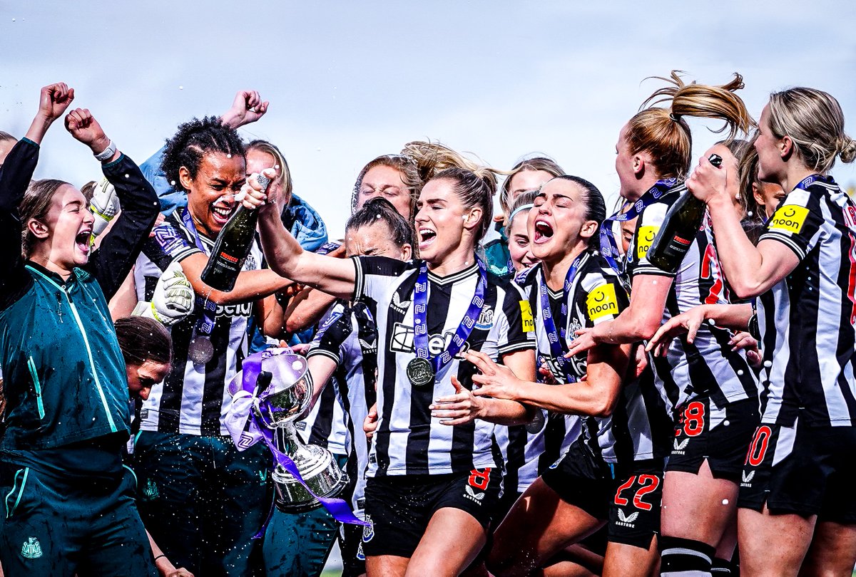 Championeees! Hang it in the Louvre. Post it on an advertising board near St. James. @NUFCWomen @Burt8Daisy @NaomiBedeau @emmakelly_26 @BoddyElysia @georgiagibson7 🍾🏆⚽️📷⚽️🏆🍾