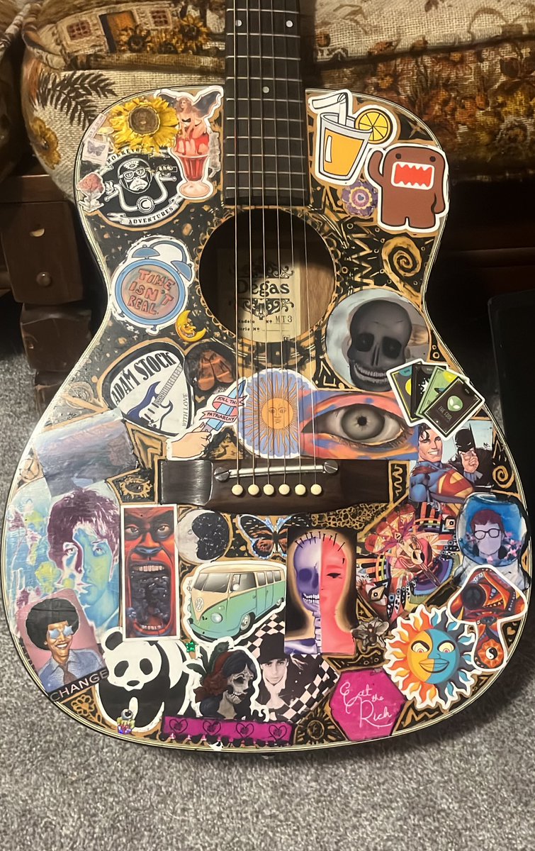 broyoukidding's tweet photo. i'm in love with my guitar. https://t.co/sKnlAgw0u5