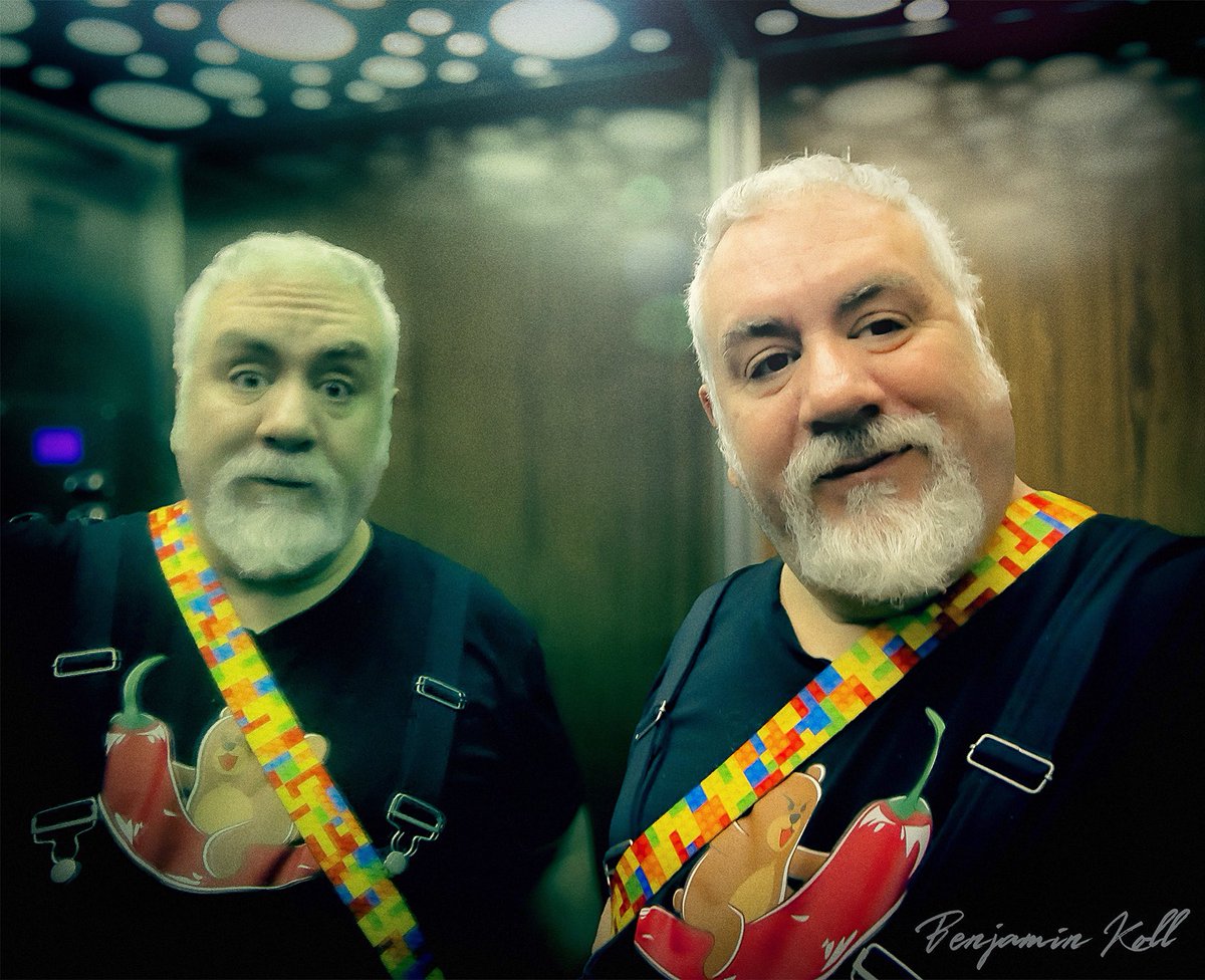 BenjaminKoll's tweet photo. Found myself in a lift mirror, thought I'd say hello 🐼🪞🐼
#paralleluniverse adventures and more here ➡️ https://t.co/w2X9vDoxXc
Happy Thursday! 😘❤️
#gaybearartist #gaybear #picsbybears #adultcontentcreator #indieartist #mirroruniverse #selfsearch https://t.co/D9Gs2lIY1Q