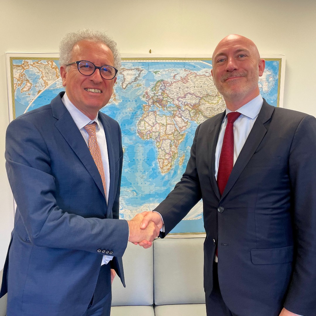 Constructive discussion between ESM MD @pierregramegna and A. Buissé, Executive Director @IMFNews on institutional and economic developments in the euro area. #EURIMF #IMFmeetings