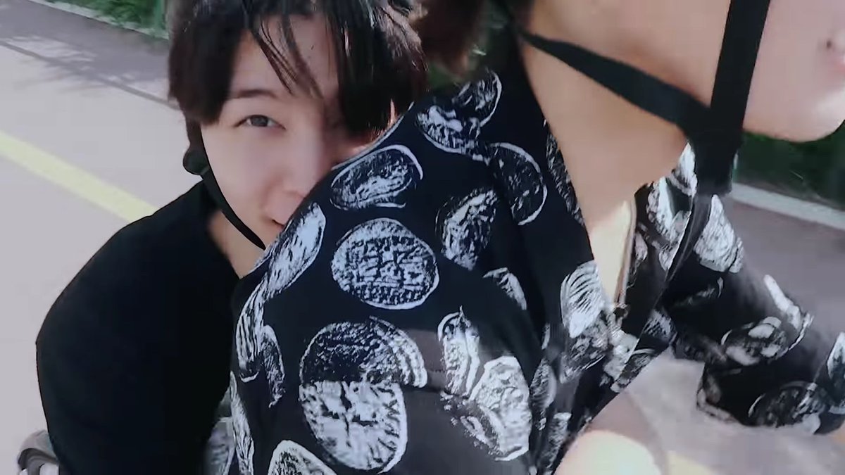 littlememj's tweet photo. "จอนนี่ก็ออดอ้อนเก่งนะ"

ไม่มากมาย น้องจอนซ้อนท้ายจักรยานแล้วกอดเอวคุนยูงี้ เต้นเบบี้ช้าคดุ๊กดิ๊กให้ดูแล้วคุนยูชมน้องจอนว่าน่ารักงี้

#yujohn #ยูจอน #윹쟌 https://t.co/NbJyBWkCkQ