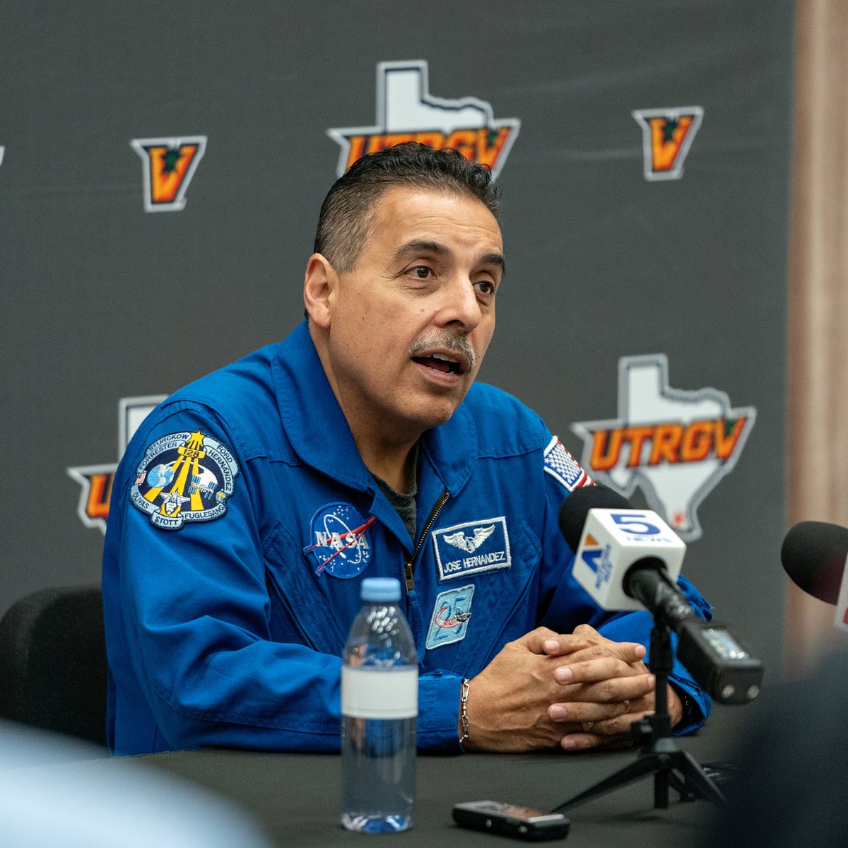 utrgv's tweet photo. Honored to have @Astro_Jose 👨‍🚀 speak at #UTRGV about persevering towards a brighter future. 🚀

It doesn't matter where we come from, but where we are going. 🤝

Remember to "reach for the stars" 🌠

#futureoftexas #AMillionMilesAway https://t.co/FPEOSqJtCK